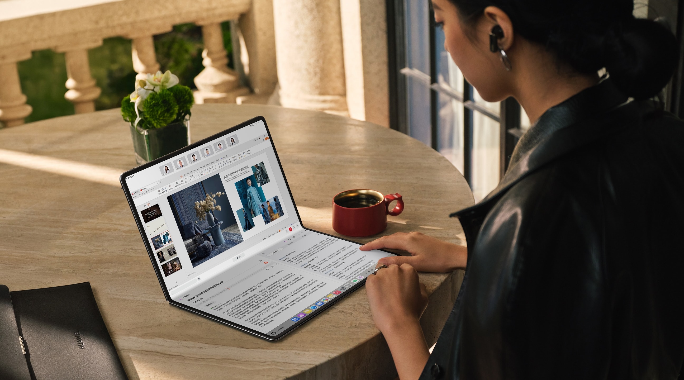 一个女人正在使用桌面上的 HUAWEI MateBook Fold 企业版及其 AI 功能制作演示文档