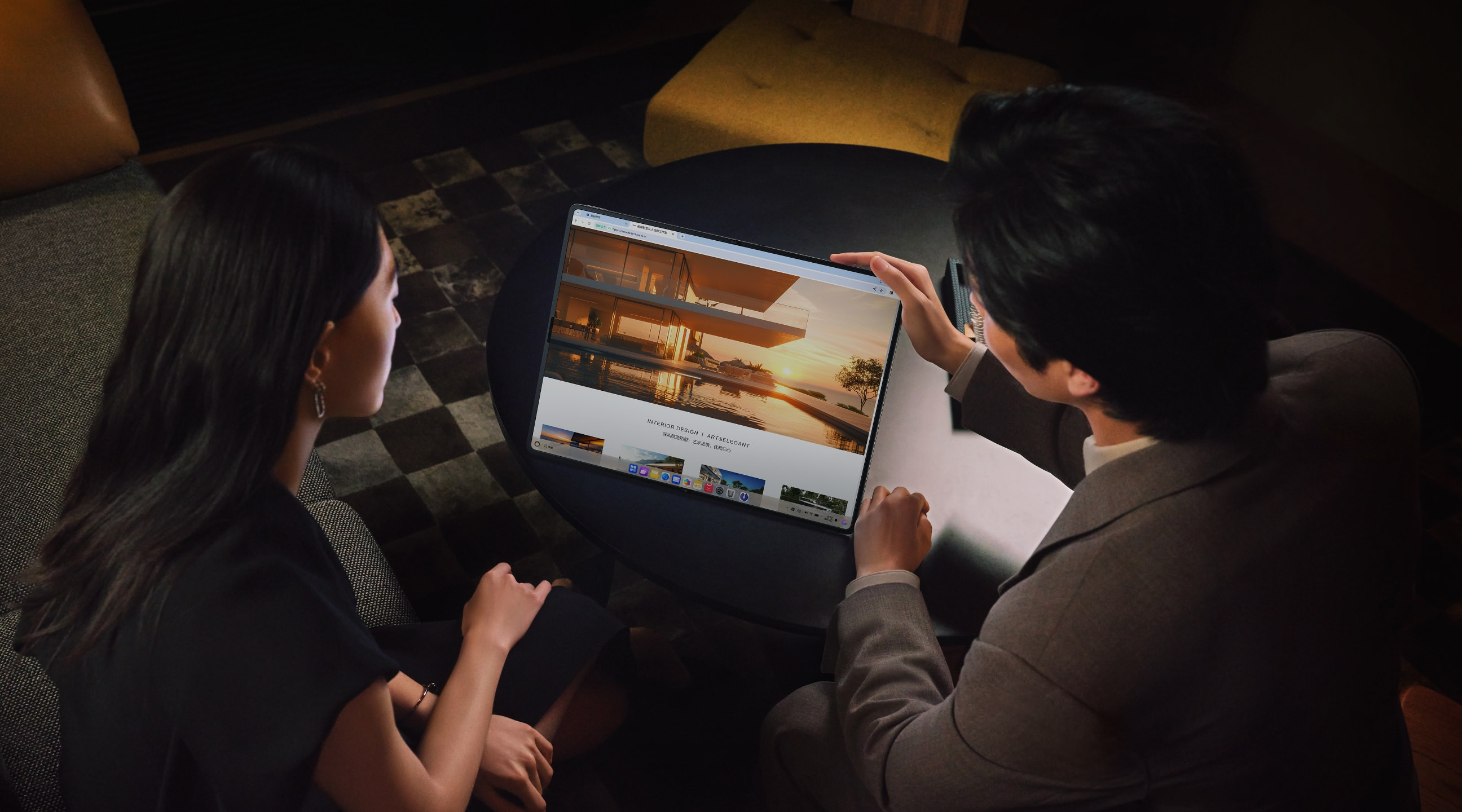 两个人使用 HUAWEI MateBook Fold 企业版的 18 英寸大屏观看网页