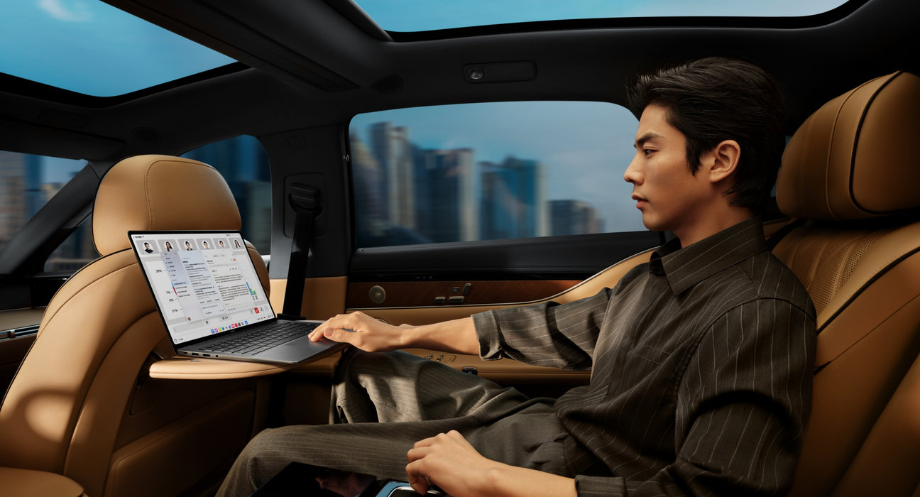 用户使用华为擎云 HM740 在车内办公，展示了超长续航能力
