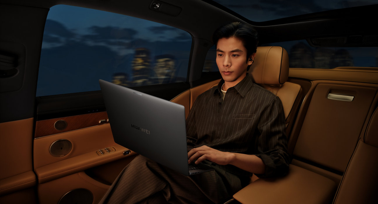 用户使用华为擎云 HM740 在车内办公，展示了超长续航能力