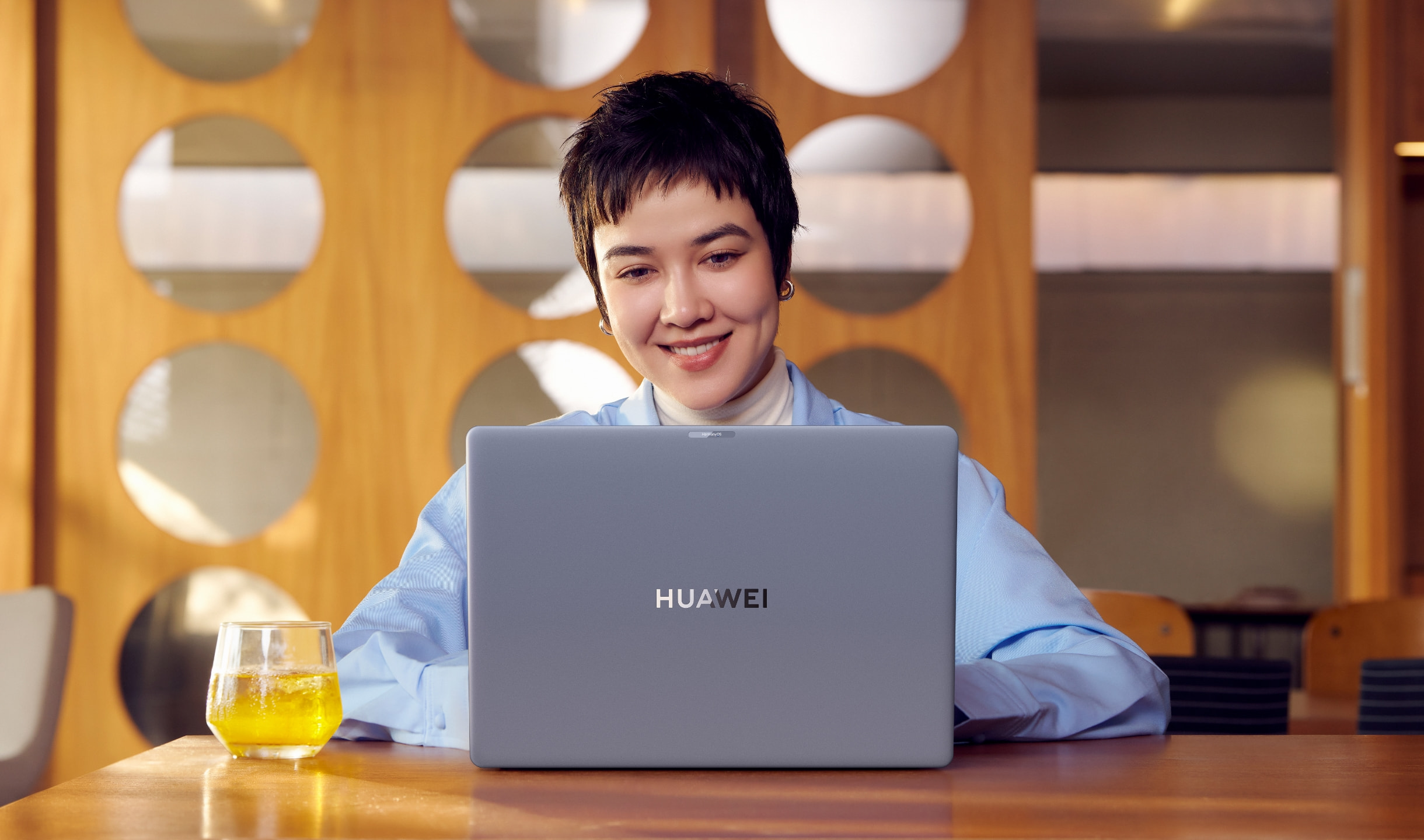 华为擎云 HM940 创拍图，展示了颜色和设计