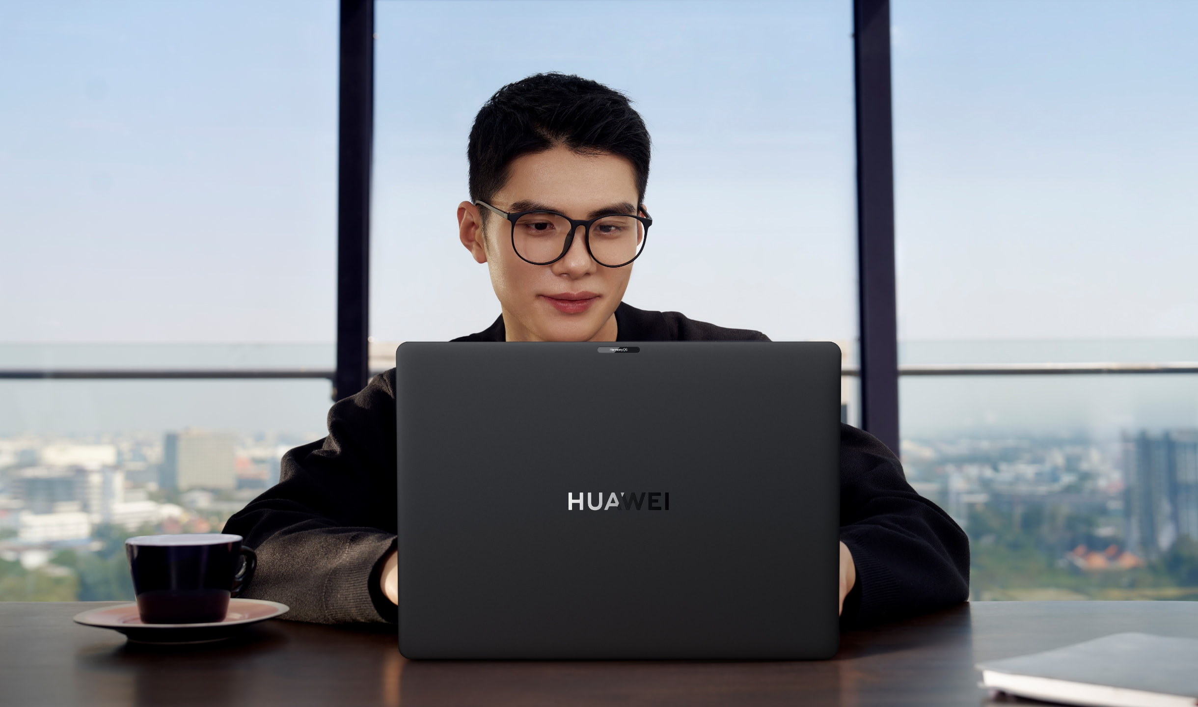 华为擎云 HM940 创拍图，展示了颜色和设计