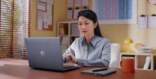 用户使用华为擎云 L540x 办公，展示了笔记本的超长续航