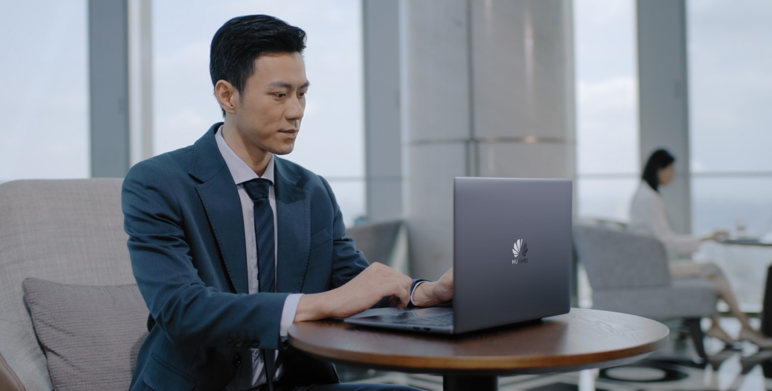 用户在咖啡厅使用华为擎云 L540x 办公,展示了笔记本的更快网速与更稳连接