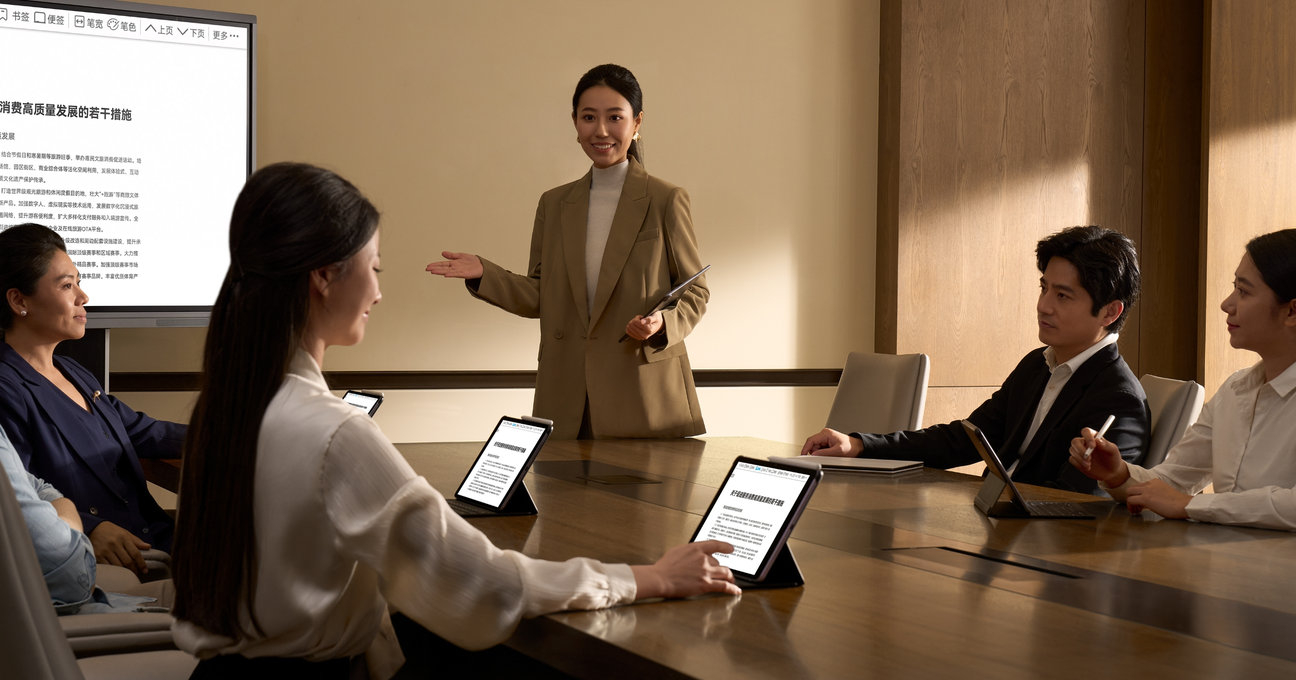 用户在户外使用华为擎云 C5（第4代），搭配手写笔与智能键盘移动办公