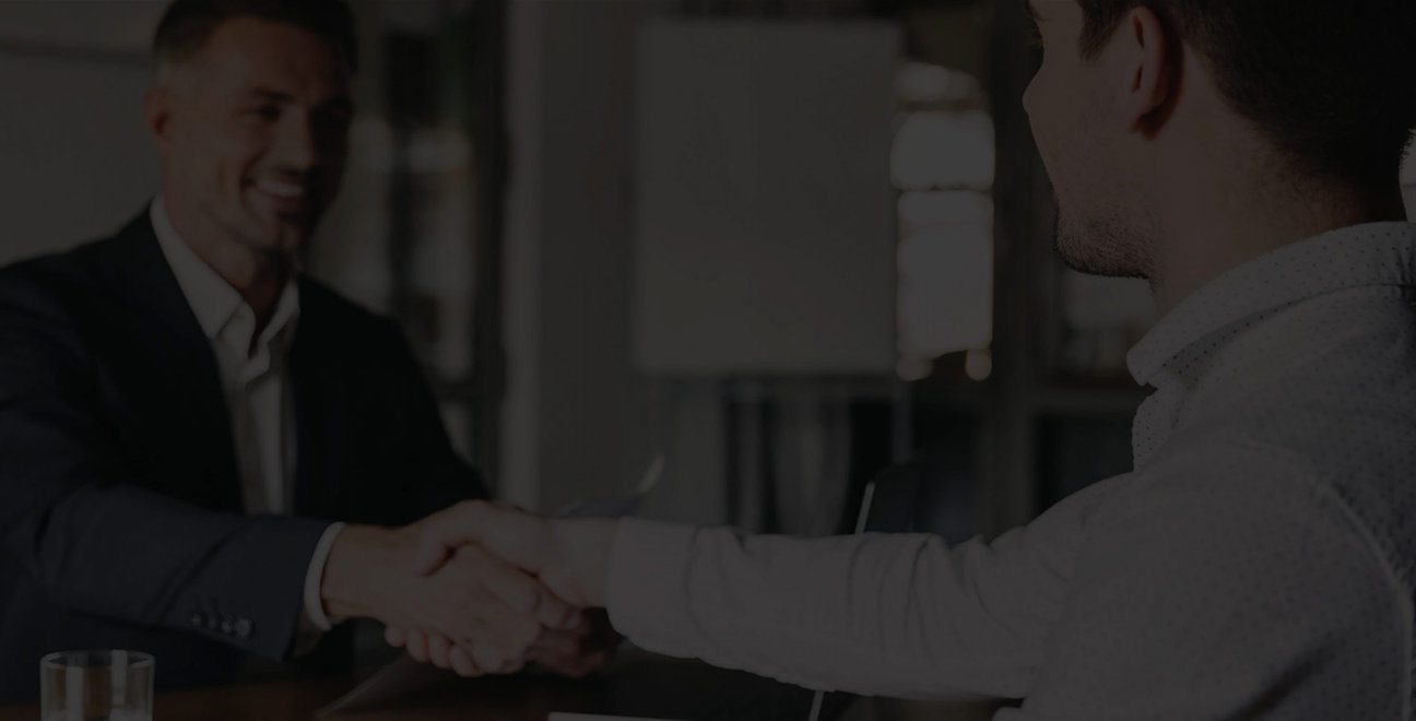 华为工作人员与客户握手，展示华为擎云 C5（第4代）贴心服务