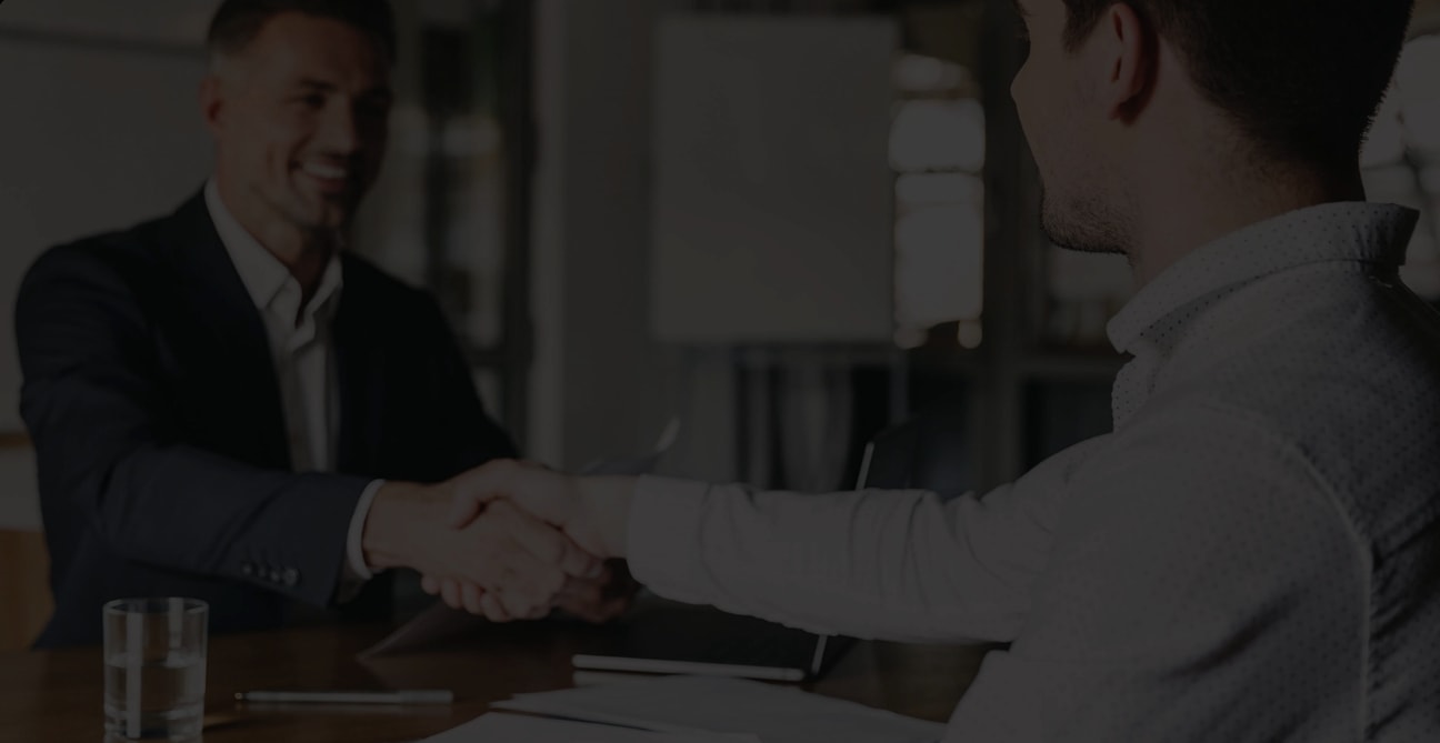 华为工作人员与客户握手,展示了华为擎云 C9 贴心服务