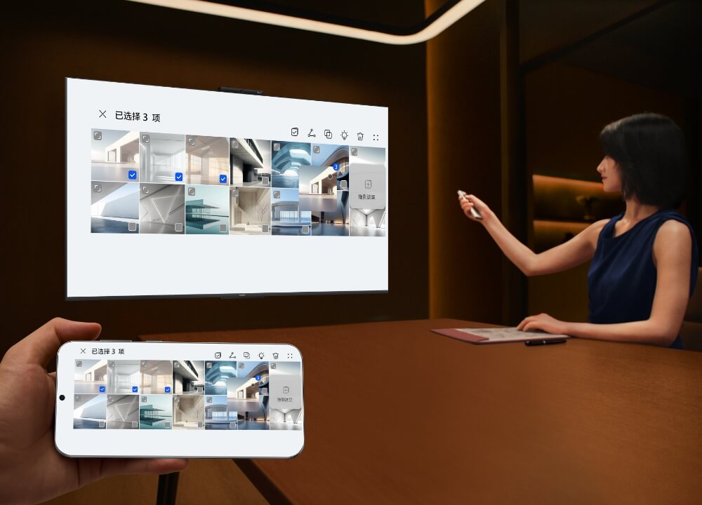 一个女人用华为灵犀指向遥控控制华为智慧屏 B7 上的画面后,正在投屏的手机画面也跟随变化