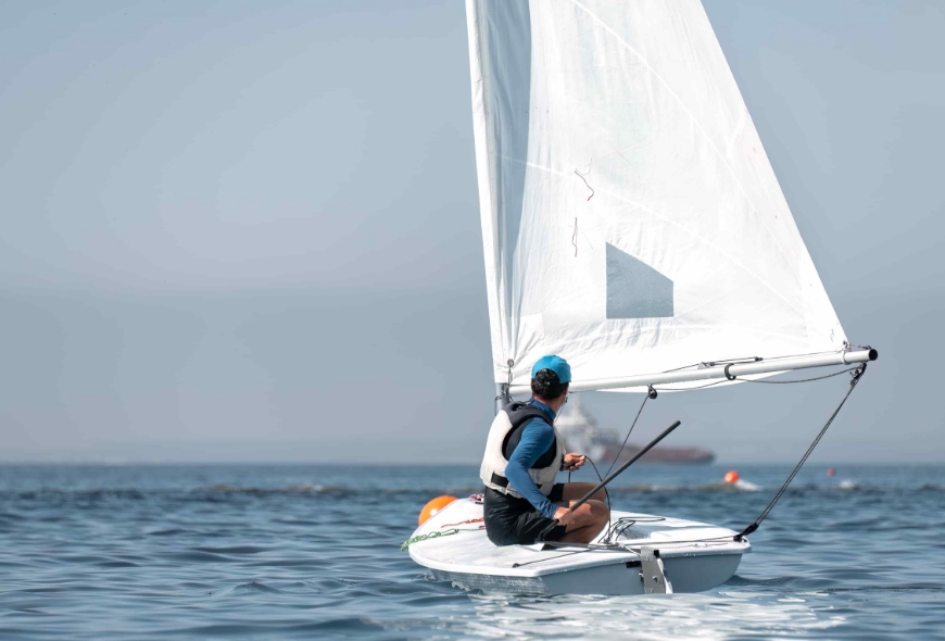 用户佩戴华为擎云 H3540 进行帆船运动