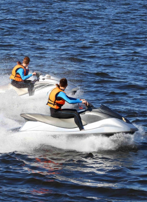 用户佩戴华为擎云 H3540 进行摩托艇运动