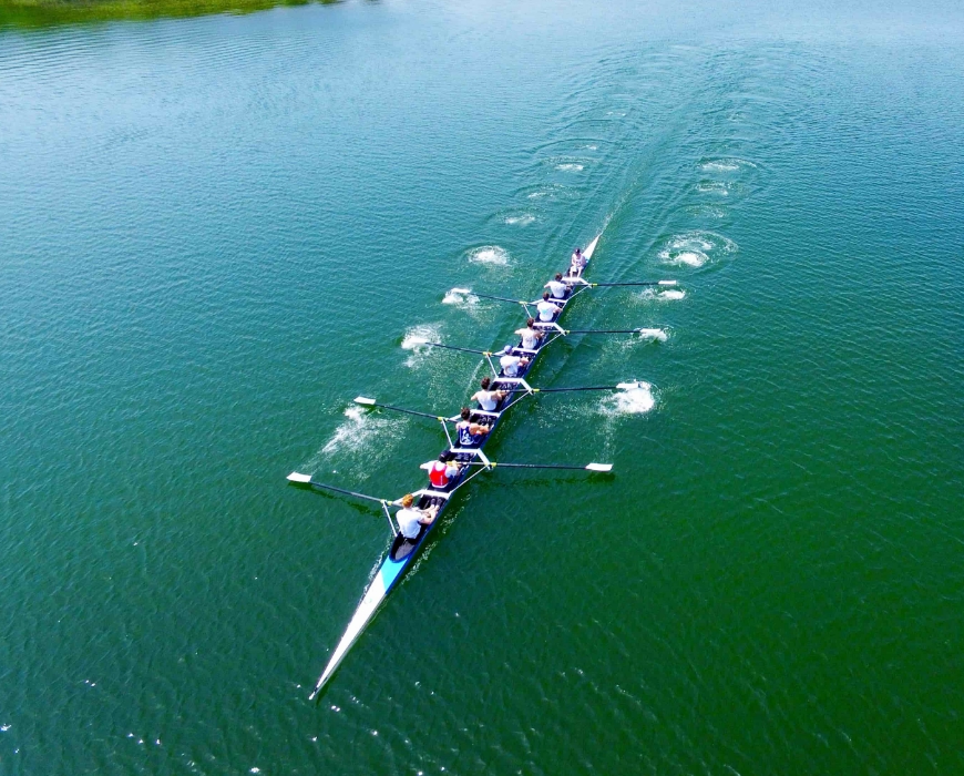 用户佩戴华为擎云 H3540 进行赛艇运动