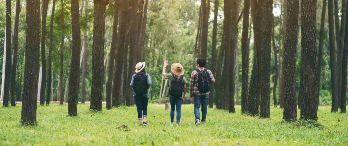 用户佩戴华为擎云 H3540 户外步行