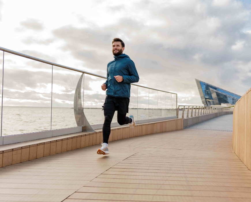 用户佩戴华为擎云 H3540 户外跑步