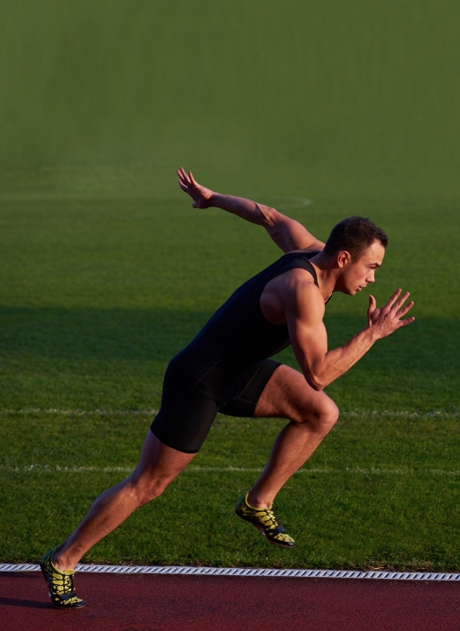 用户佩戴华为擎云 H3540 操场跑步