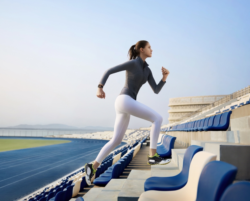 用户佩戴华为擎云 H3540 爬楼