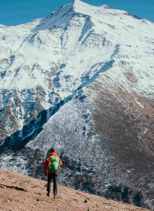 用户佩戴华为擎云 H3540 徒步