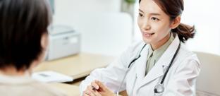 医生使用华为擎云 H3540 为用户监测健康数据