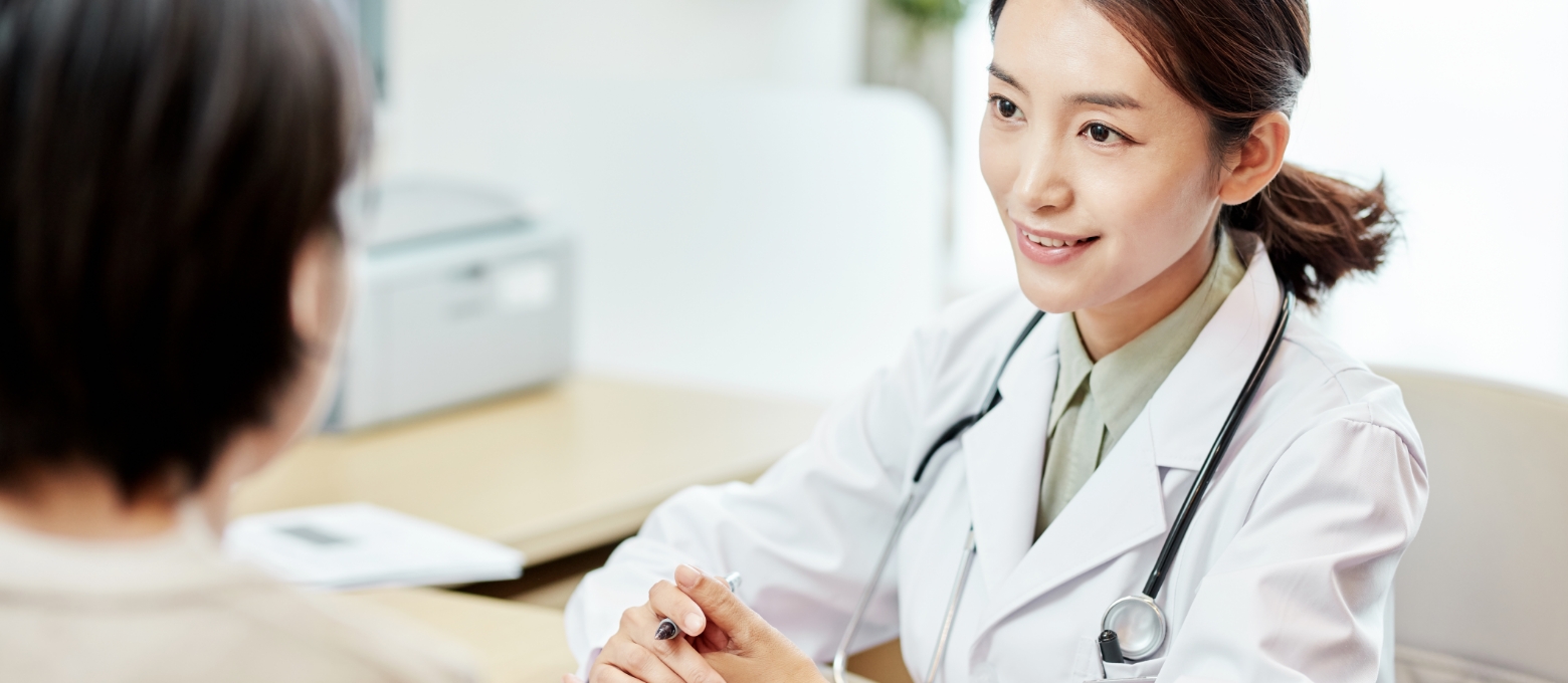 医生使用华为擎云 H3540 为用户监测健康数据