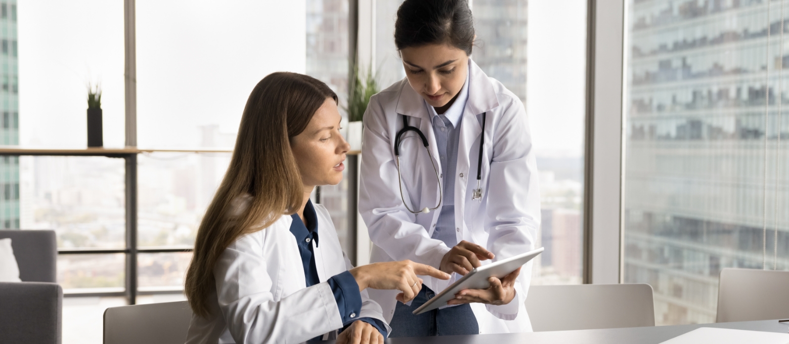 华为擎云 H3540 界面图，用户使用华为擎云 H3540 为企业员工监测健康数据，展示了在企业健康管理场景的应用