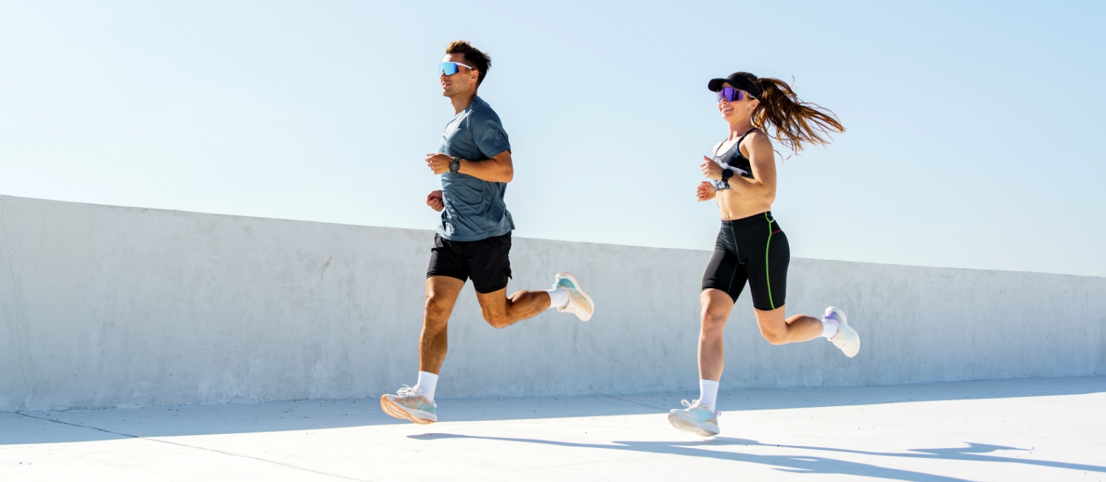 用户佩戴华为擎云 H3540 进行户外运动，展示了在企业健康管理场景的应用