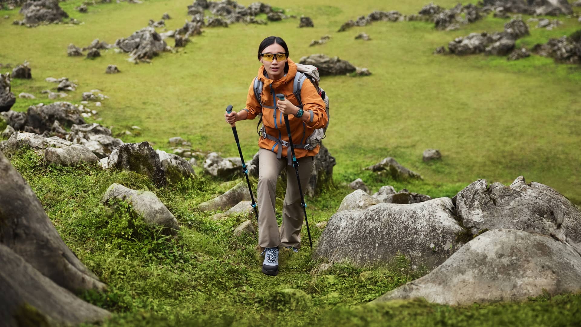 用户佩戴华为擎云 H3540 登山