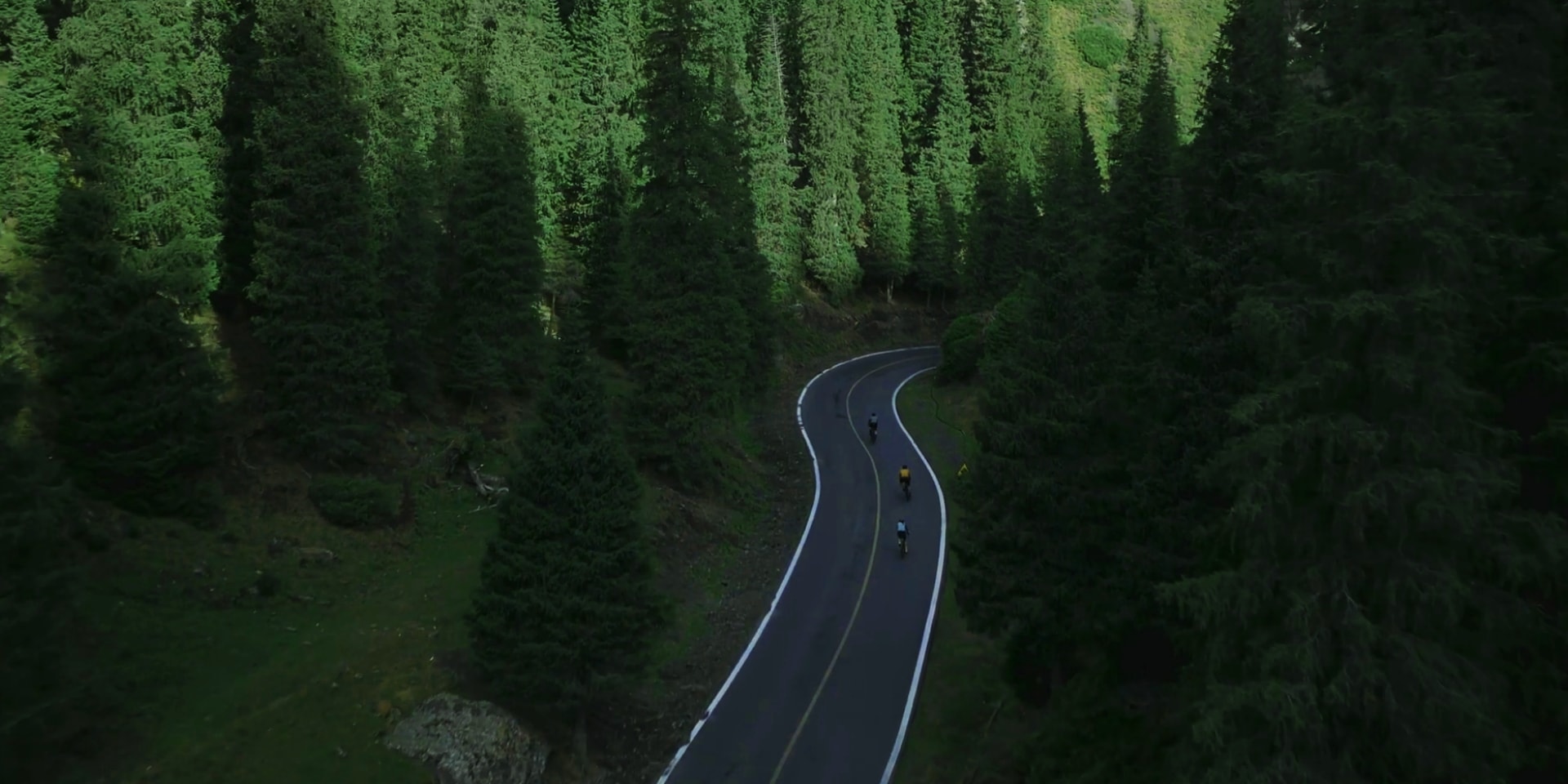 用户佩戴华为擎云 H5566 商用智能手表骑行