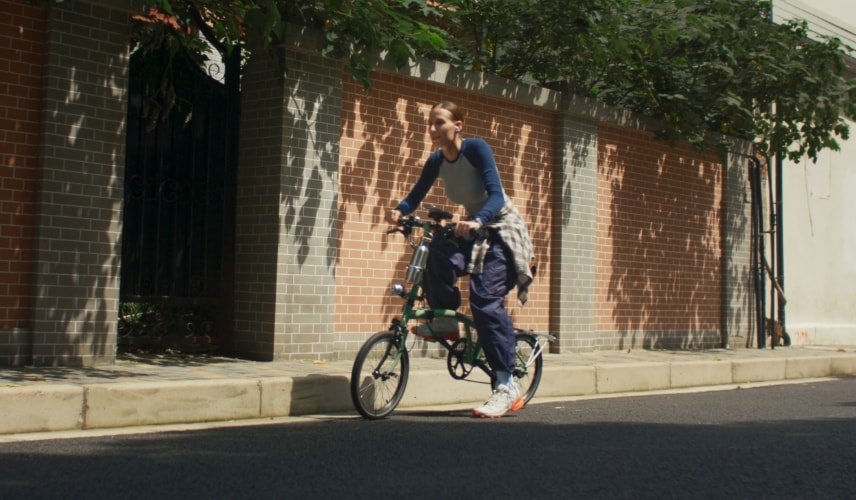 用户佩戴华为擎云 H5566 商用智能手表进行休闲骑行