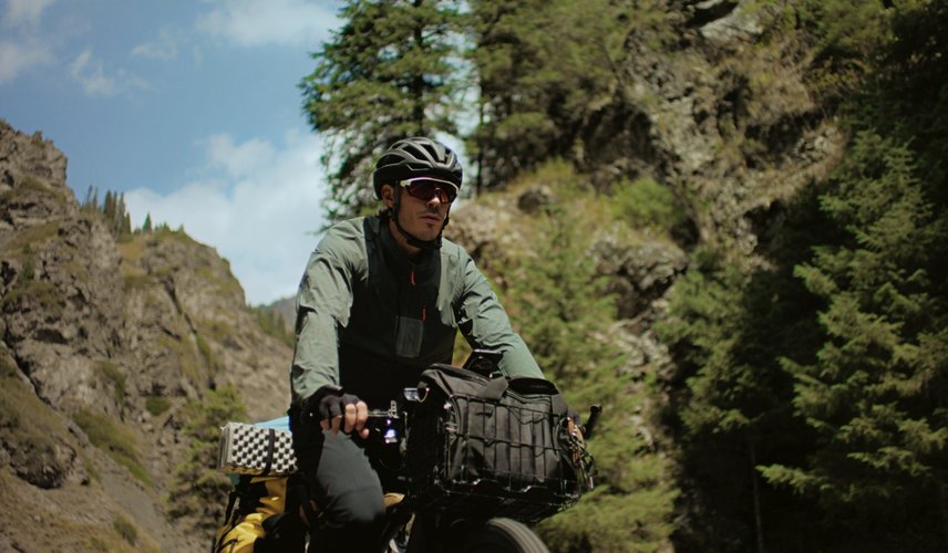 用户佩戴华为擎云 H5566 商用智能手表进行长途骑行