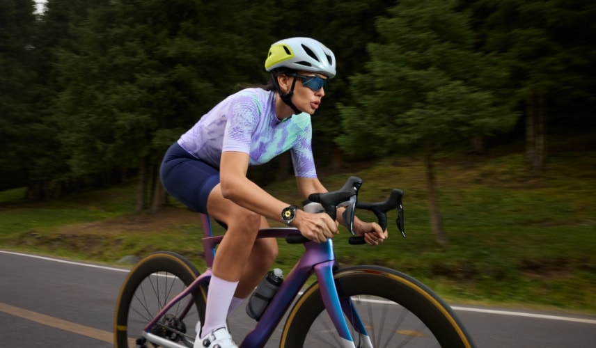 用户佩戴华为擎云 H5566 商用智能手表进行公路骑行