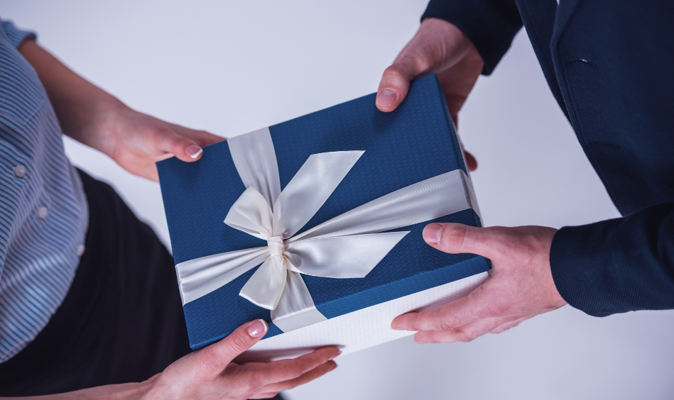 用户送出礼物的场景，展示了产品可作为福利礼品