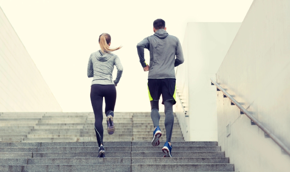 两位用户的运动场景，展示了企业健康管理功能