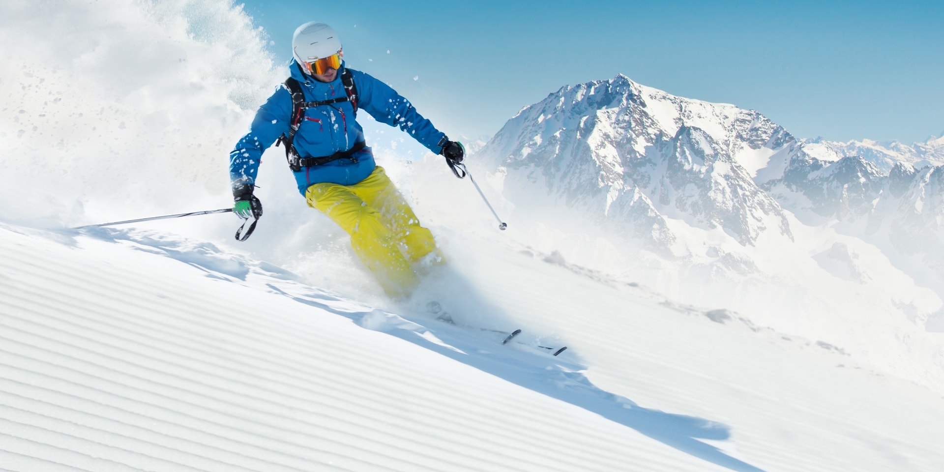 用户佩戴华为擎云 H5566 商用智能手表滑雪