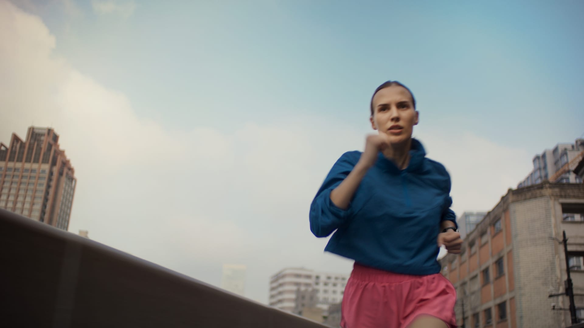 用户佩戴华为擎云 H5566 商用智能手表跑步