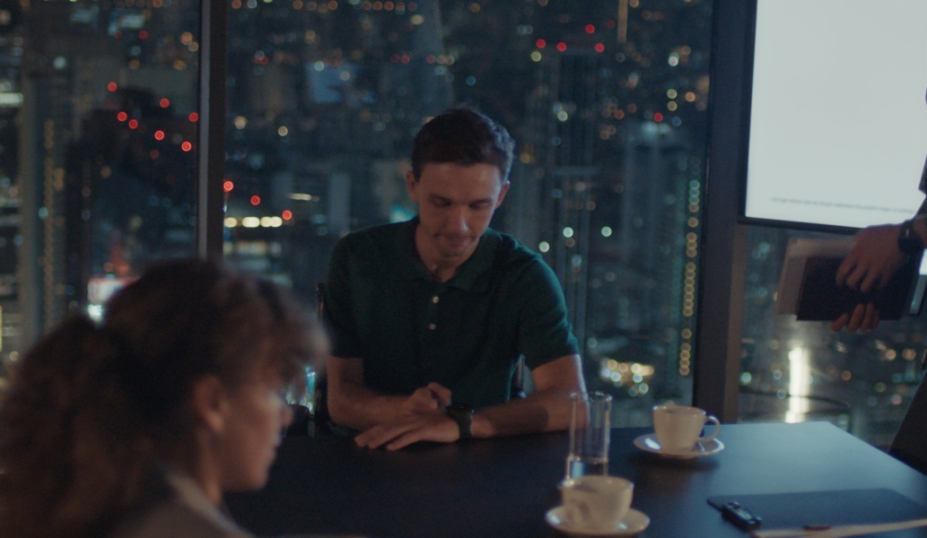 一位男性用户在加班后感到身心疲劳，通过手腕上佩戴的华为擎云 H7556 进行一键微体检