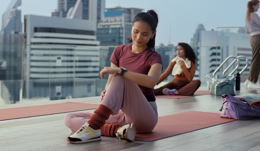 一位女性用户在运动后，通过轻触手腕上佩戴的华为擎云 H7556 X-TAP 智感窗测量 ECG