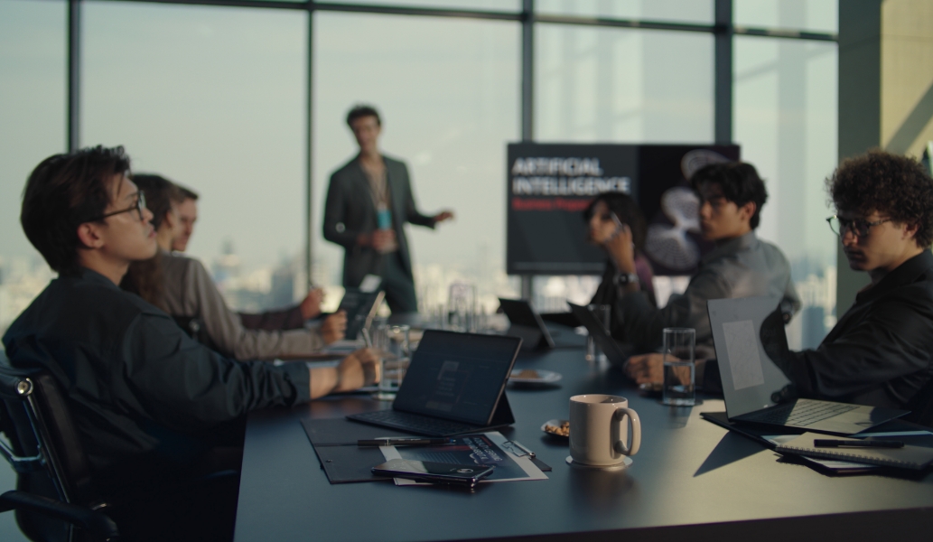 一位佩戴华为擎云 H7556 的男人，在会议中不方便接通电话，使用手势操控隔空拒接电话