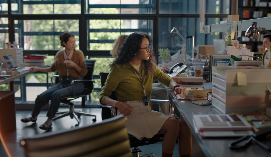 一位女性用户正在工作，她手腕上的华为擎云 H7556 正在记录她的问题