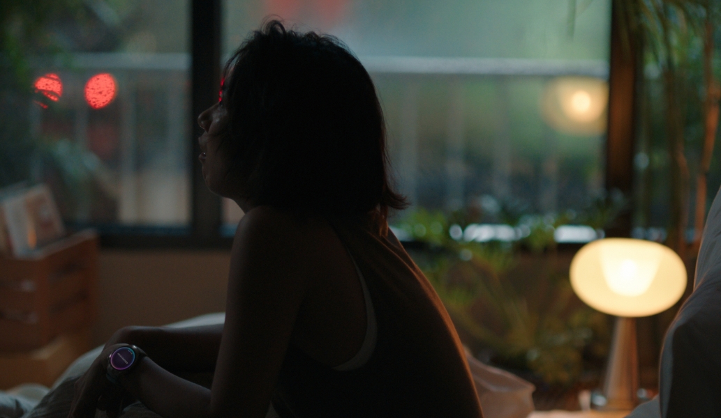 天色昏暗，女性用户手腕上佩戴的华为擎云 H7556 结合天气、用户身体状况与偏好，向用户推荐适合当下的运动