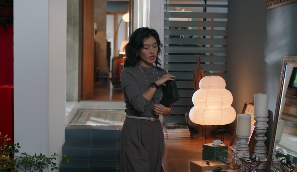 一位女性用户正要出门，她手腕上佩戴的华为擎云 H7556 向她播报天气、新闻等内容