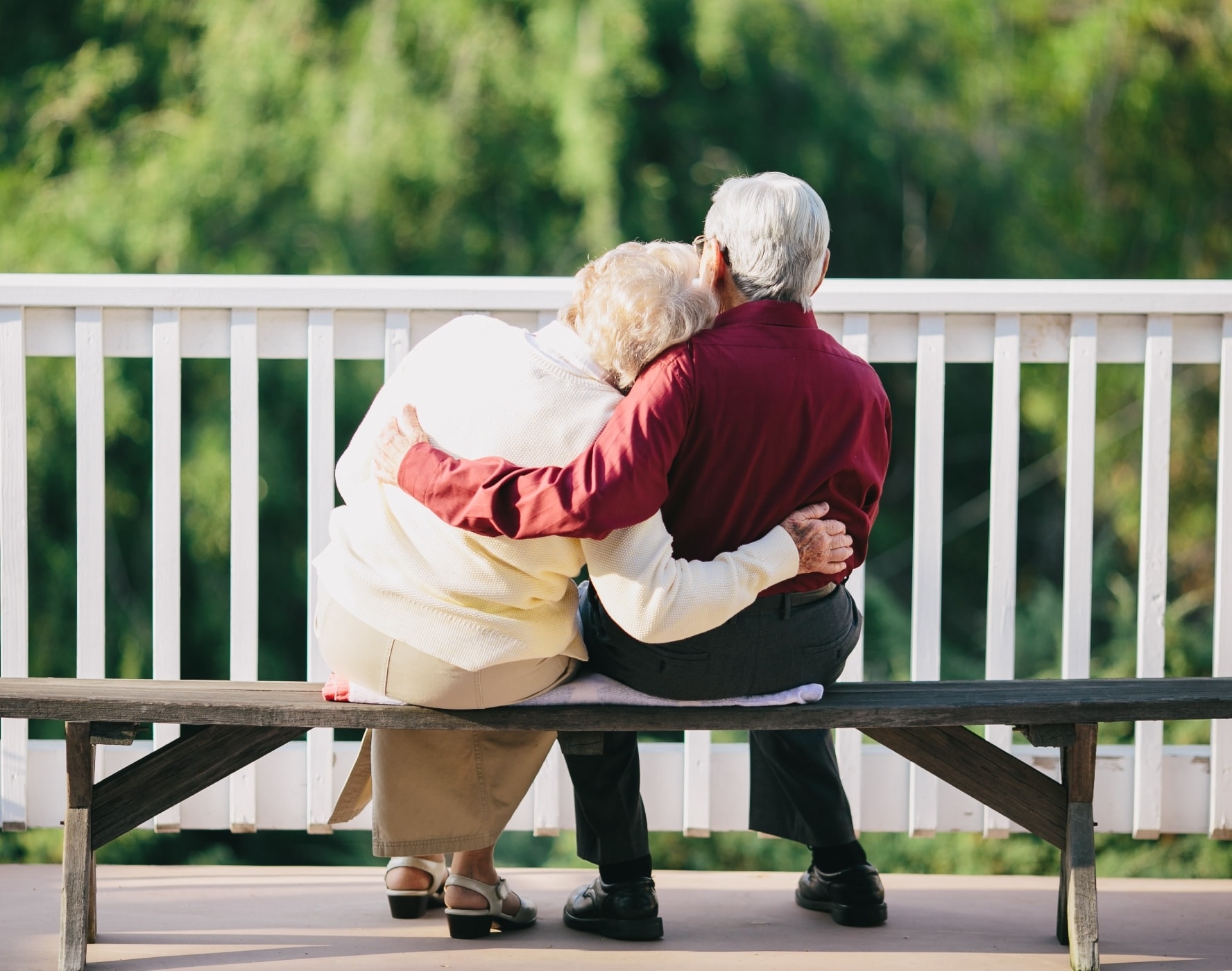 华为擎云 H9D20 和华为手机的界面图，展示家庭空间功能，关注家人健康指标