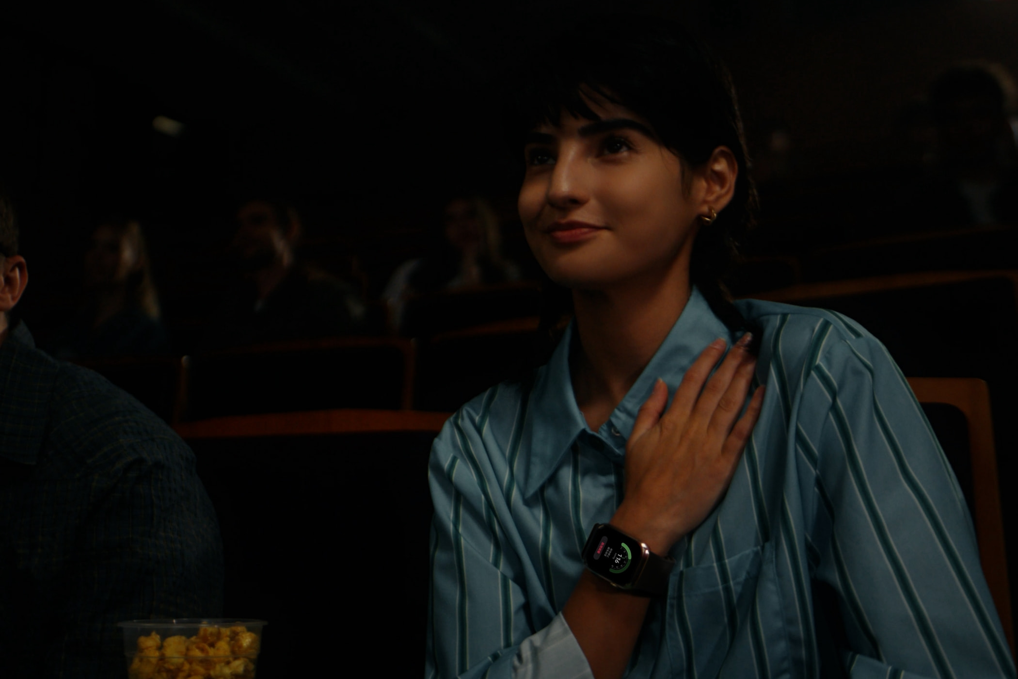 展示了华为擎云 H9D20 在日常休闲时测血压的功能