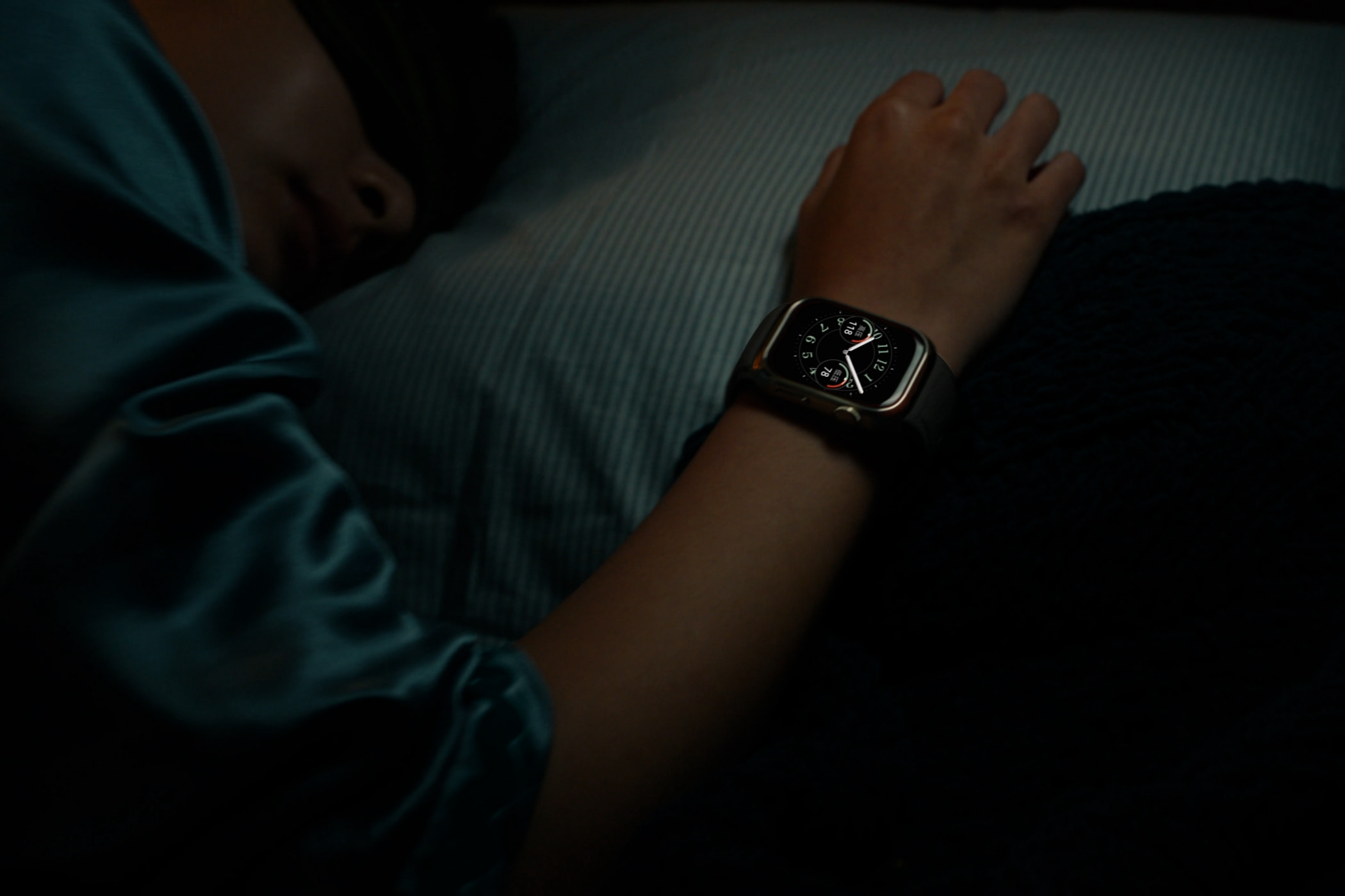 展示了华为擎云 H9D20 在睡眠中测血压的功能