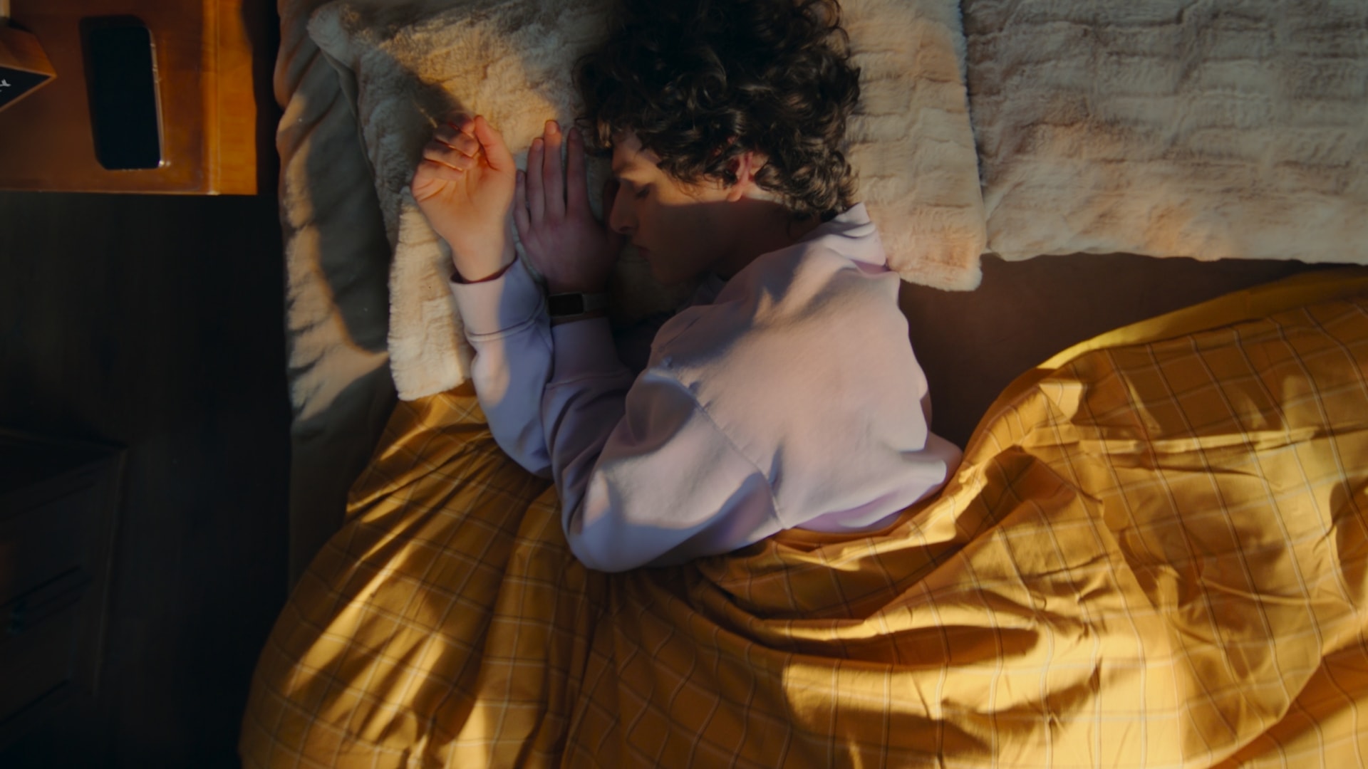 用户佩戴华为擎云 HA5A0 睡觉，展示了手环的睡眠健康管理功能