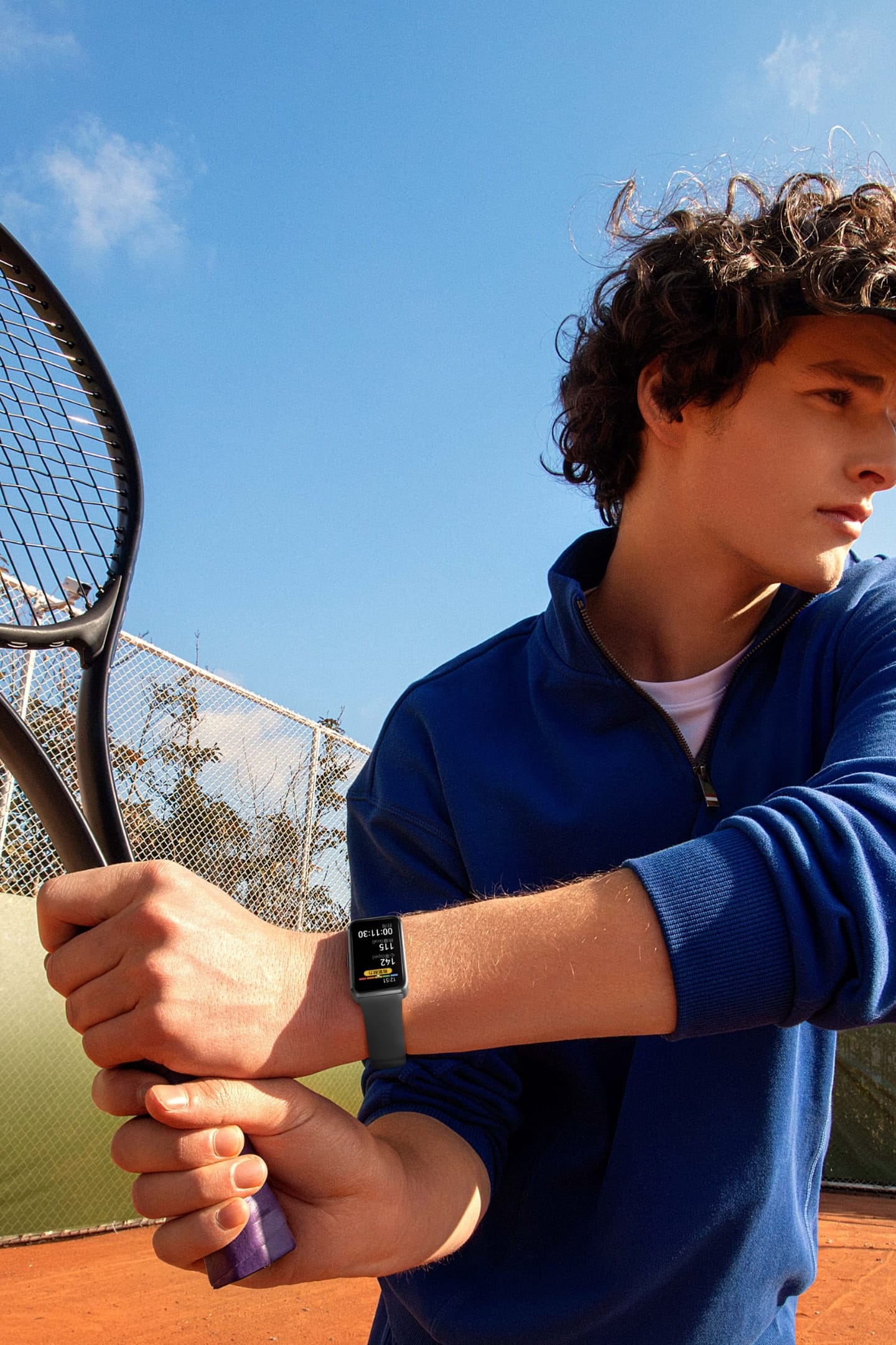 用户佩戴华为擎云 HA5A0 进行不同运动，展示了手环的 AI 运动监测功能