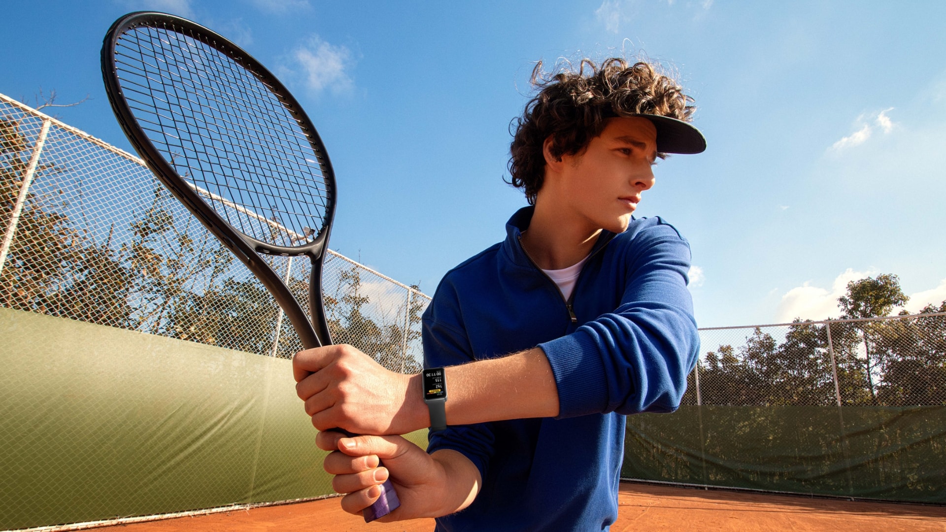 用户佩戴华为擎云 HA5A0 进行不同运动，展示了手环的 AI 运动监测功能