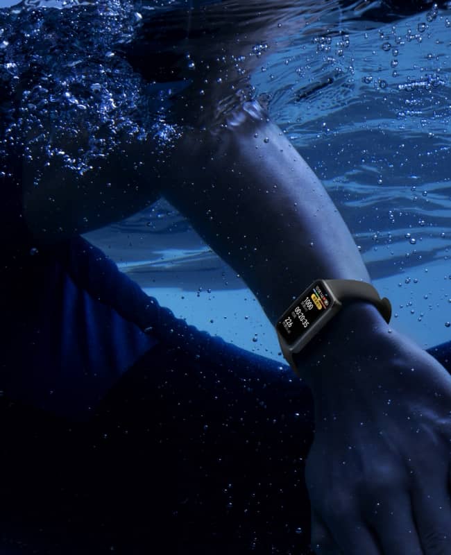 用户佩戴华为擎云 HA5A0 在泳池中游泳，手环界面上显示游泳相关数据，展示了手环的 AI 泳姿识别功能